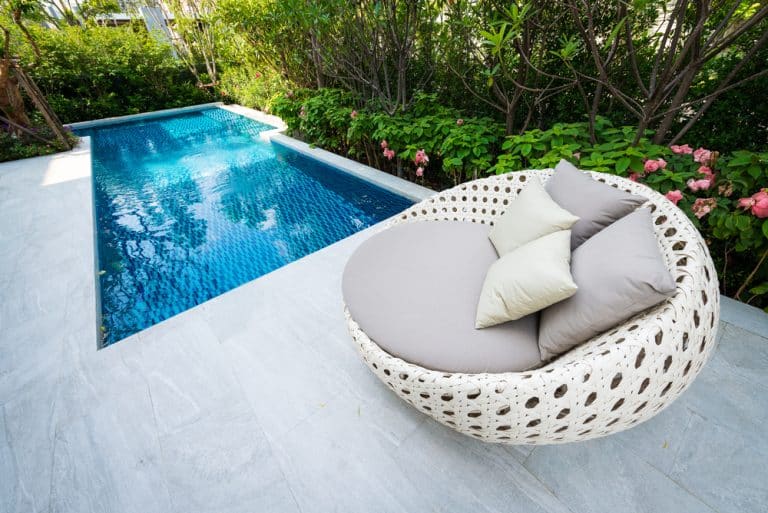 Planter des fleurs à côté de la piscine