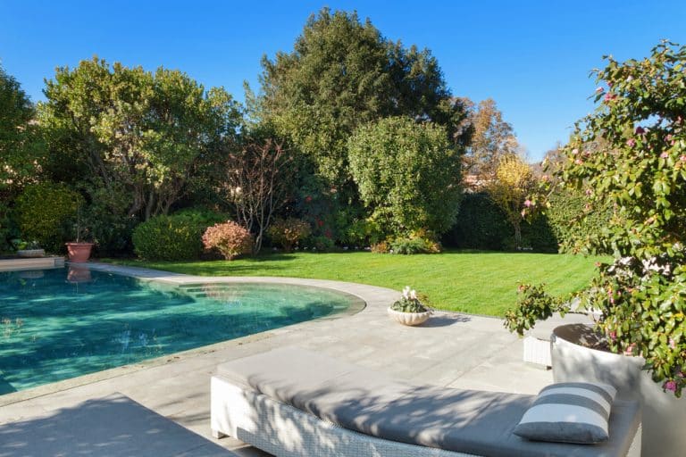 Travailler les pourtours de votre piscine