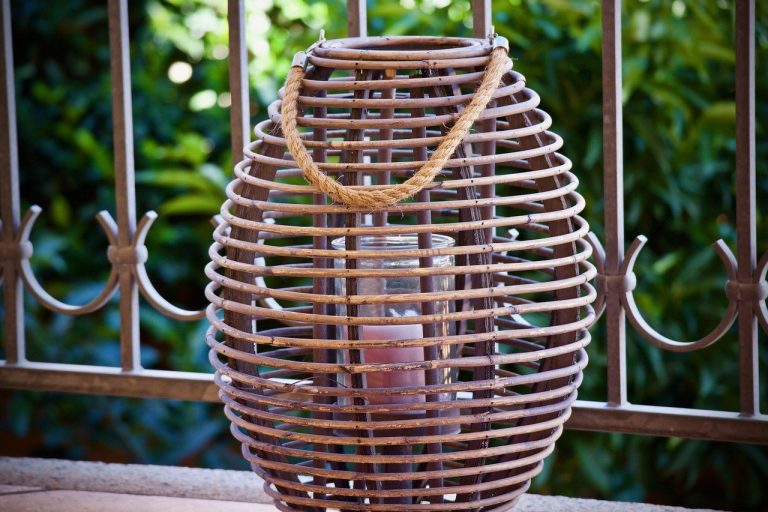 Des pièces colorées de décoration de jardin